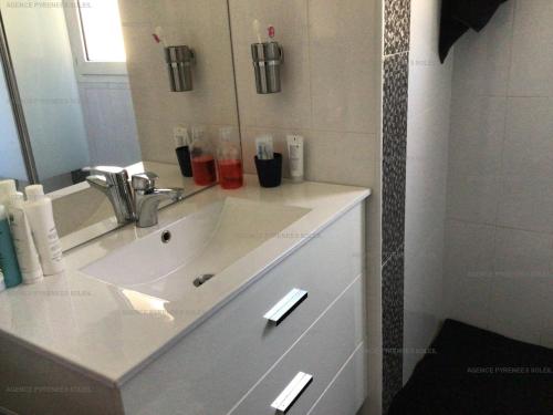 ein Bad mit einem Waschbecken und einem Spiegel in der Unterkunft Studio Les Angles, 1 pièce, 4 personnes - FR-1-295-193 in Les Angles