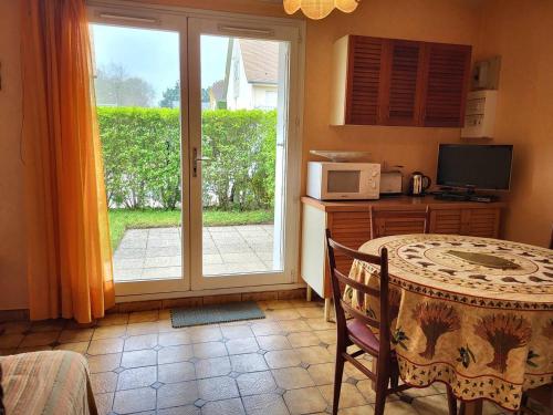Appartement cosy 4 pers, jardin privé, accès direct plage, proche commerces, parking inclus - FR-1-465-95