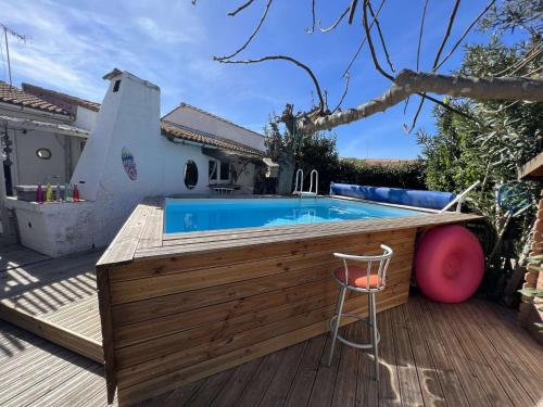 Photo de la galerie de l'établissement Maison avec Piscine Privée, Proche Plage et Commerces, Jardin et Terrasse, 6 Pers - FR-1-701-61, à Valras-Plage