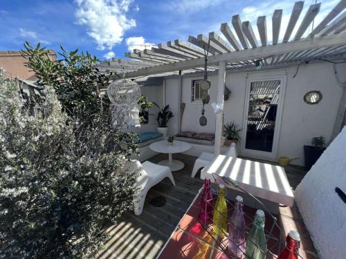 Photo de la galerie de l'établissement Maison avec Piscine Privée, Proche Plage et Commerces, Jardin et Terrasse, 6 Pers - FR-1-701-61, à Valras-Plage