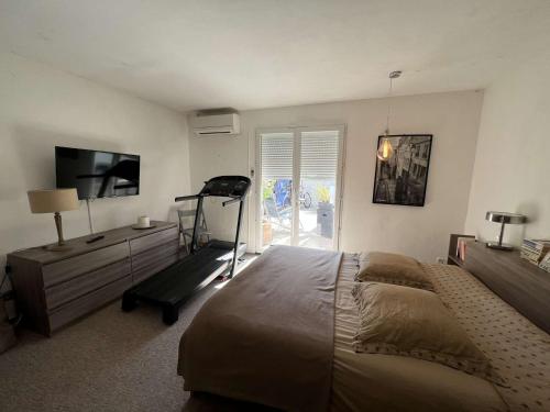 Posteľ alebo postele v izbe v ubytovaní Maison avec Piscine Privée, Proche Plage et Commerces, Jardin et Terrasse, 6 Pers - FR-1-701-61