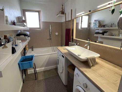 Kuchyňa alebo kuchynka v ubytovaní Maison avec Piscine Privée, Proche Plage et Commerces, Jardin et Terrasse, 6 Pers - FR-1-701-61