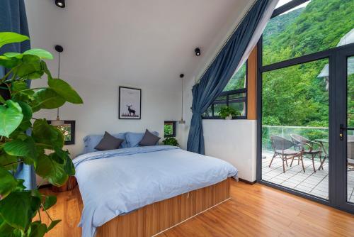 Postel nebo postele na pokoji v ubytování Starstay Wuling Mountain B&B
