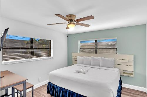 Schlafzimmer mit einem Bett und einem Deckenventilator in der Unterkunft The Seagull in Hollywood