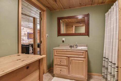een badkamer met een wastafel en een spiegel bij Spectacular Log Cabin Home 45 minutes to Asheville in Marion