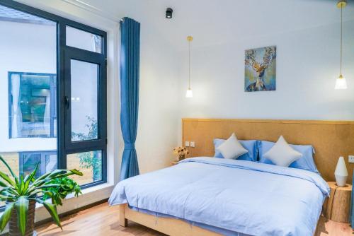 Postel nebo postele na pokoji v ubytování Starstay Wuling Mountain B&B