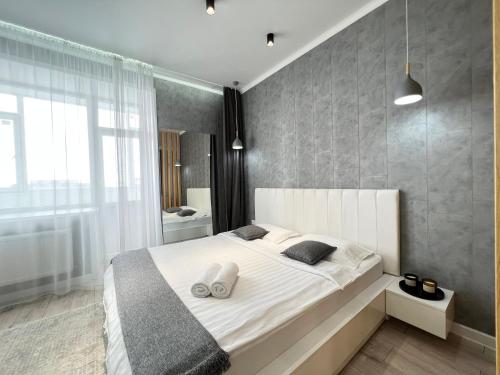 1 dormitorio con 1 cama grande y 2 almohadas en VIP-апартаменты в элитной новостройке. en Pavlodar