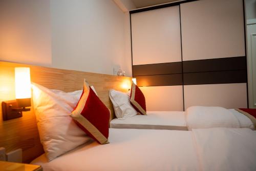 Ένα ή περισσότερα κρεβάτια σε δωμάτιο στο Tourist Inn Grand