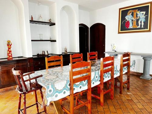 a dining room with a table and chairs at Chácara em Lindóia no coração do circuito das águas in Lindóia