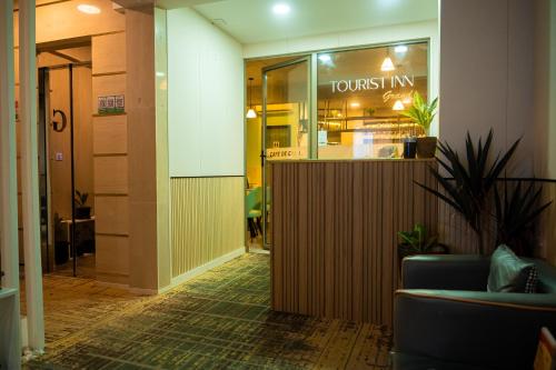 Ο χώρος του λόμπι ή της ρεσεψιόν στο Tourist Inn Grand