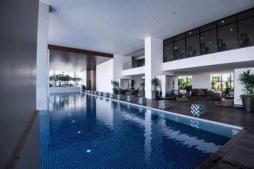 uma piscina no meio de uma casa em EST KL Sentral Bangsar Kuala Lumpur em Kuala Lumpur