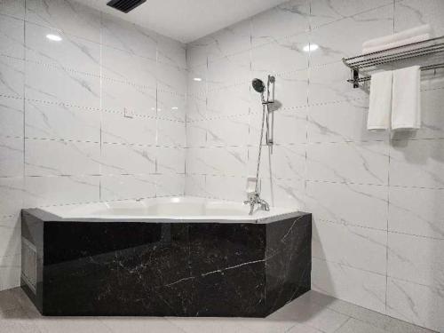 Bilik mandi di SWISS AVENUE HOTEL