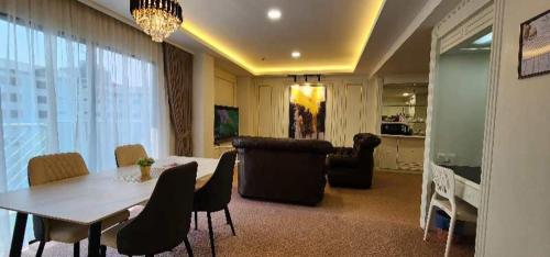 Televisyen dan/atau pusat hiburan di SWISS AVENUE HOTEL