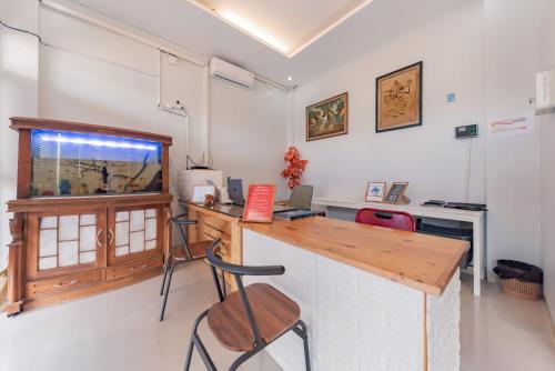 a room with a counter and a fish tank at RedDoorz Syariah near DPRD Kabupaten Subang in Subang