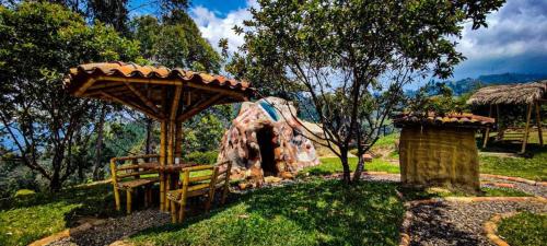 un parc avec une aire de jeux et une structure de jeux dans l'établissement Finca Villa Beatriz, 