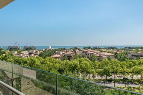 desde el balcón de un edificio con vistas a la ciudad en Anaya II Mediterranean Sea View Apartment, en Changli