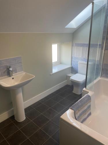ein Bad mit einem Waschbecken, einem WC und einer Dusche in der Unterkunft Teviot Cottage 7 Fenton Hill Farm in Wooler