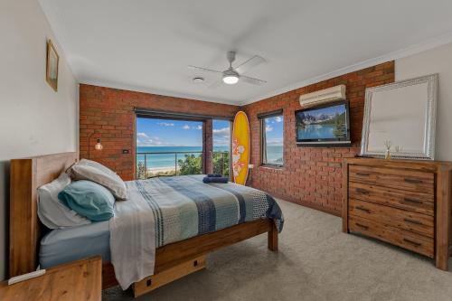 um quarto com uma cama e vista para o oceano em Beachfront-private beach access and 180 degree bay views! em Chelsea
