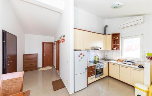 1 Bedroom Awesome Apartment In Makarska