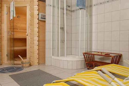 uma casa de banho com um chuveiro e uma banheira em Apartments Radstadt Salzburger Land 310 em Radstadt