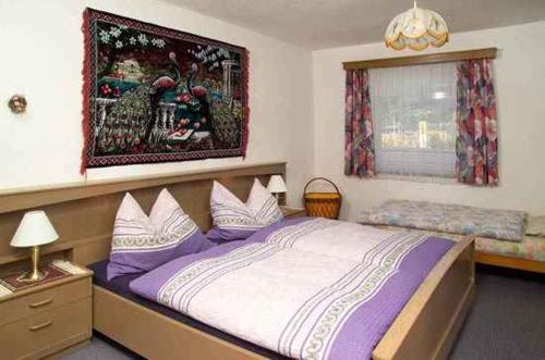 um quarto com uma cama grande e uma janela em Apartments Radstadt Salzburger Land 310 em Radstadt