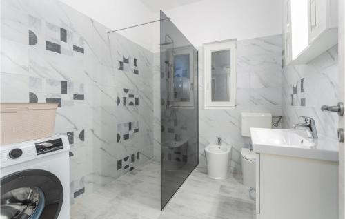 uma casa de banho com um chuveiro, um WC e um lavatório. em Lovely Apartment In Viskovo With Wifi em Viskovo
