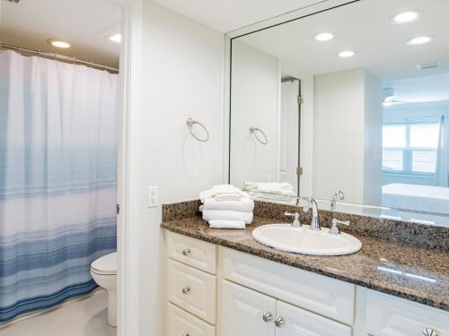 un baño con lavabo y espejo en Regency Towers #708 West, en Pensacola Beach
