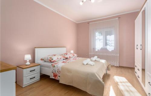 um quarto com uma cama, uma cómoda e uma janela em Lovely Apartment In Viskovo With Wifi em Viskovo