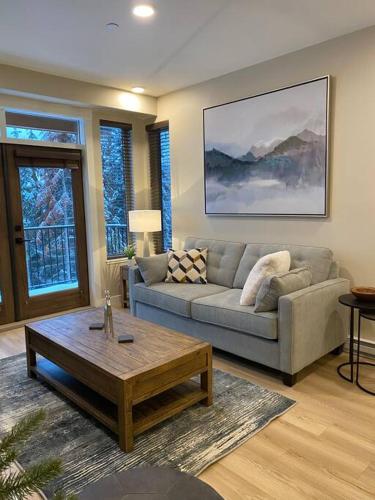 Гостиная зона в Cozy Modern Ski-in & Ski-out, Hot Tub, Townhouse