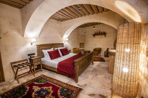 a bedroom with a bed in a room with an archway at Sinasos Evleri in Nevsehir