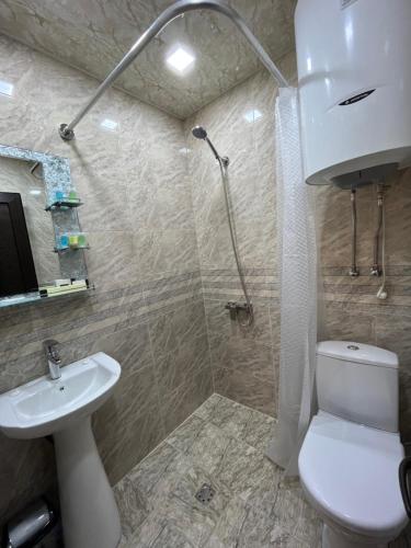 NAREMA FAMILY HOTEL MEGHRI في Meghri: حمام مع دش ومرحاض ومغسلة