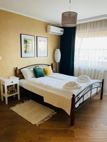 ein Schlafzimmer mit einem großen Bett und einem Fenster in der Unterkunft PANORAMA-М in Vratsa