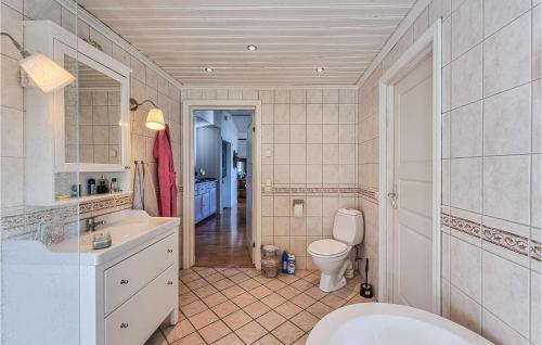 y baño con aseo, lavabo y espejo. en Lovely Home In Uddevalla With Kitchen, en Uddevalla