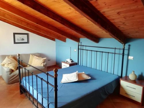 ein Schlafzimmer mit einem Bett in einem Zimmer mit blauen Wänden in der Unterkunft Il Vecchio Lentisco in Alghero