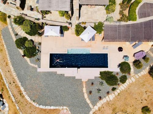 una vista aérea de una piscina en un patio en Archipelagotinos, en Agios Romanos