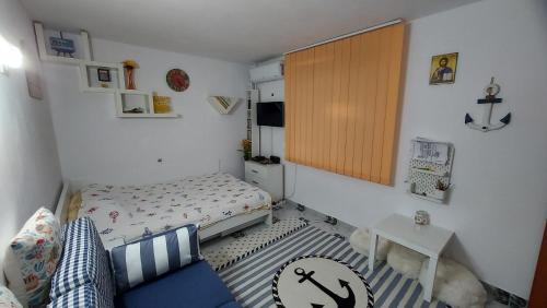 オリンプにあるStudio Olimp Black Seaの小さなベッドルーム(ベッド1台、テーブル付)