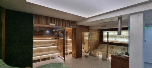 ein großes Bad mit einer Sauna und Holzwänden in der Unterkunft Park Hotel Viasport in Gorni Dŭbnik