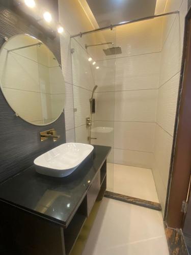 a bathroom with a sink and a mirror at Hotel Azul Ganga in Rishīkesh