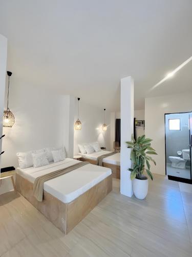 a bedroom with two beds and a flat screen tv at New Modern Suite Near Airport & Beach in Sudtungan