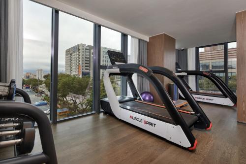 Fitness centrum a/nebo fitness zařízení v ubytování Dongguan Tangxia Huaman Hotel