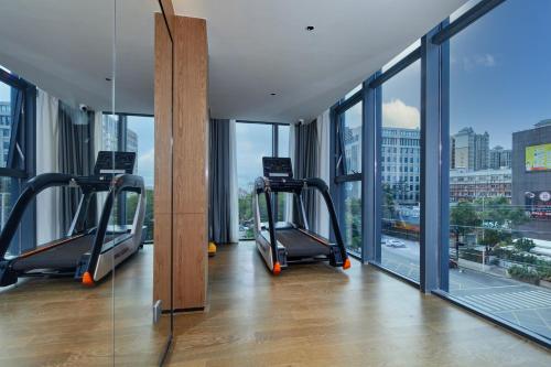Fitness centrum a/nebo fitness zařízení v ubytování Dongguan Tangxia Huaman Hotel