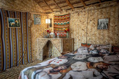 una pintura de un dormitorio con una cama grande en The Asaro Mudmen Tribal Eco Lodge, 