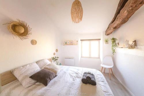 Un dormitorio con una cama con un par de zapatos. en COZY APPARTEMENT - CALME - HYPERCENTRE - GAILLAC, en Gaillac