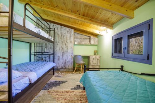 Posteľ alebo postele v izbe v ubytovaní Maritinas Stone House & Apartment On The Beach