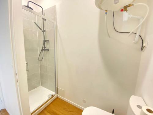 uma casa de banho com um chuveiro e um WC. em Le P Tillant avec salle de sport em Amiens