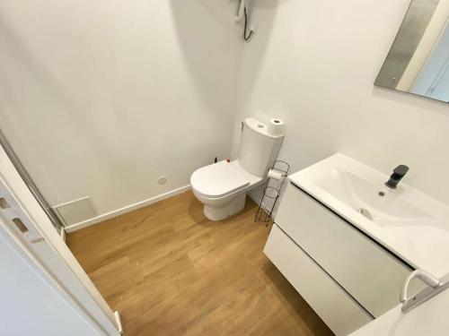 uma casa de banho branca com um WC e um lavatório em Le P Tillant avec salle de sport em Amiens