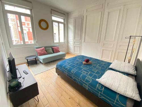 uma sala de estar com uma cama e um sofá em Le P Tillant avec salle de sport em Amiens