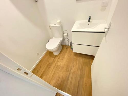 uma pequena casa de banho com WC e lavatório em Le P Tillant avec salle de sport em Amiens