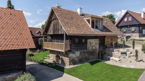 an old house with a yard with a house at Weinstöckl Hochgrail pures sein in Sankt Stefan ob Stainz