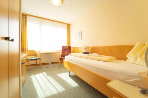 a hotel room with two beds and a window at Curhaus Bad Kreuzen in Bad Kreuzen